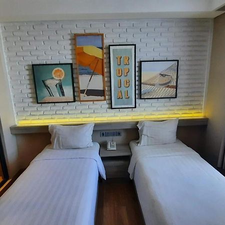 Expressia Hotel Makassar Exterior photo