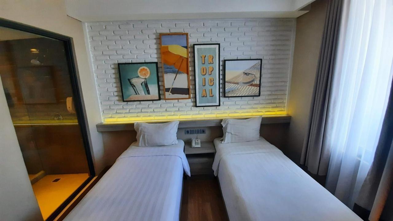 Expressia Hotel Makassar Exterior photo