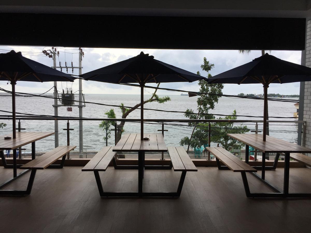 Expressia Hotel Makassar Exterior photo